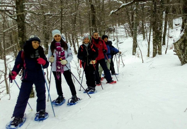  En la nieve con raquetas de nieve 